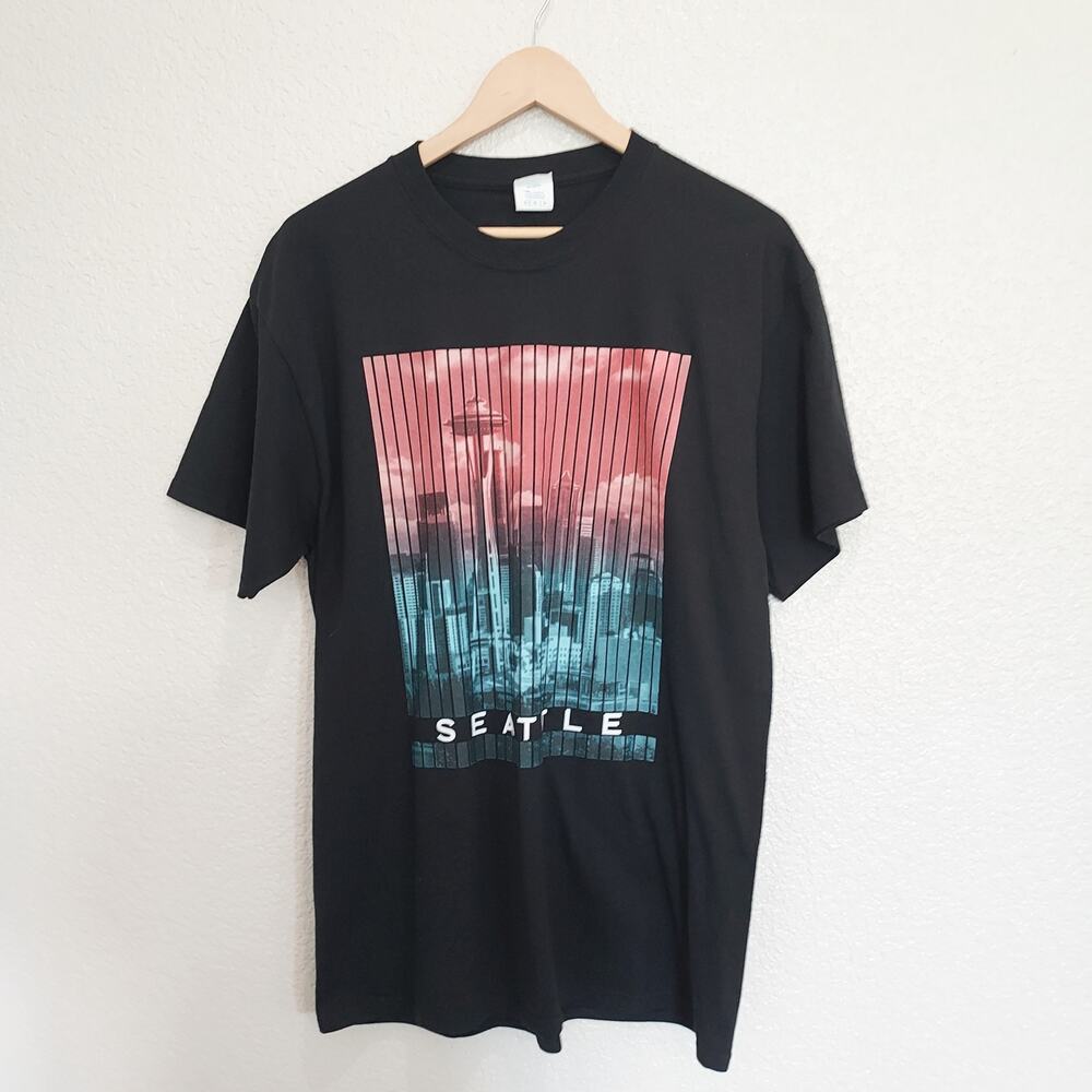 Seattle Skyline Black Short Sleeve Crew Neck Red Blue Graphic Tee Size L